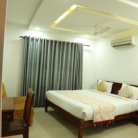 Malabar Plaza Inn Kochi Buitenkant foto