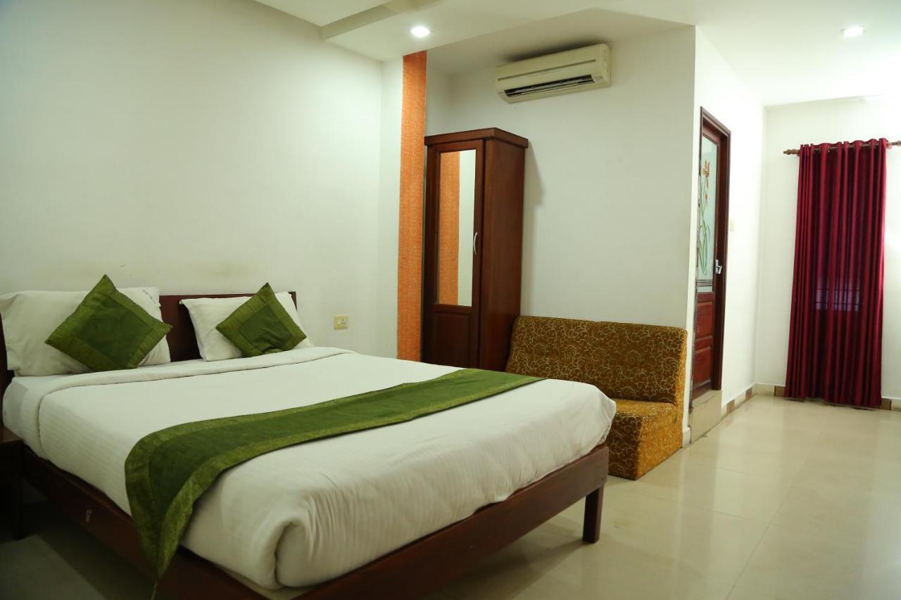 Malabar Plaza Inn Kochi Buitenkant foto