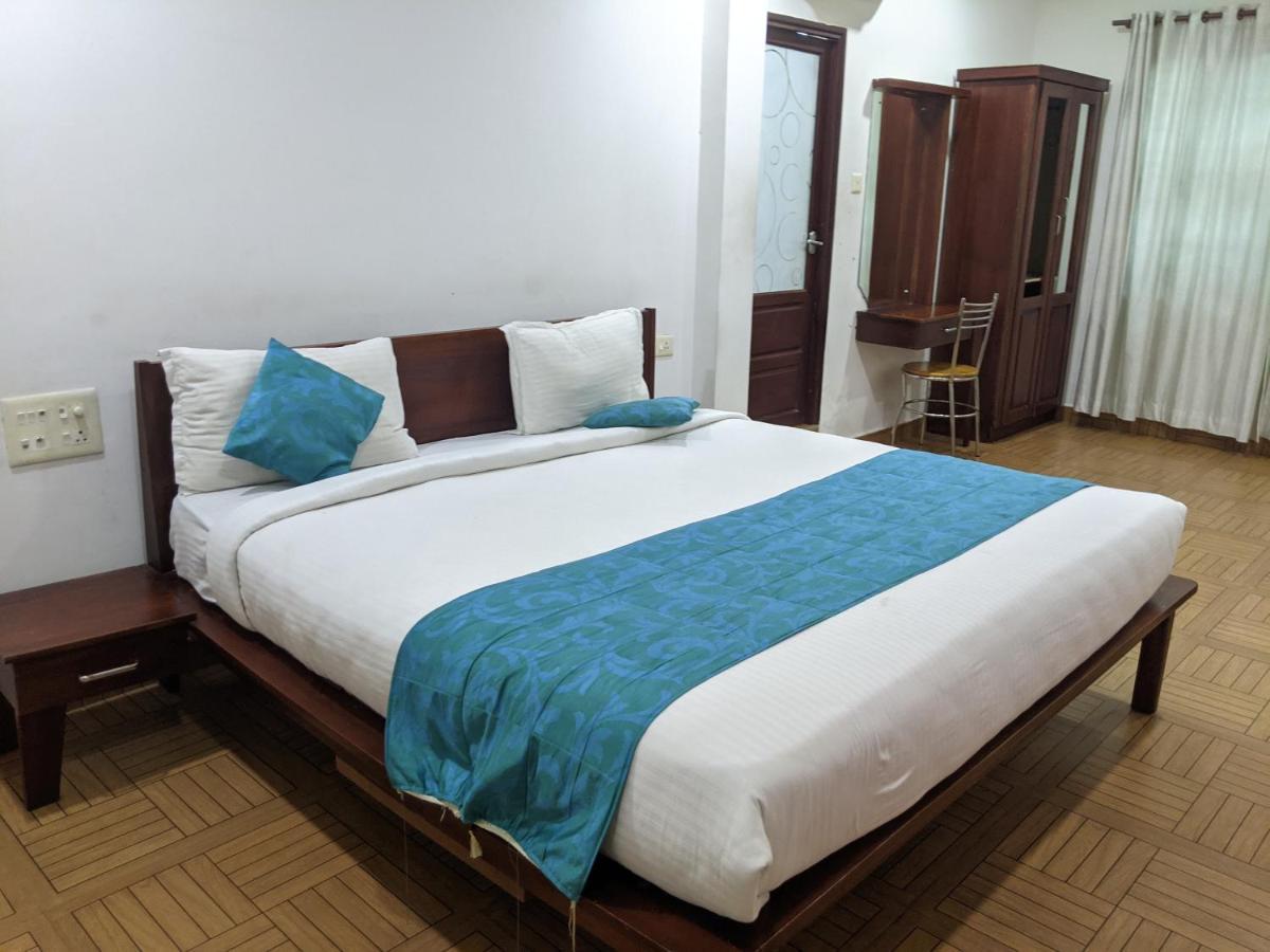 Malabar Plaza Inn Kochi Buitenkant foto